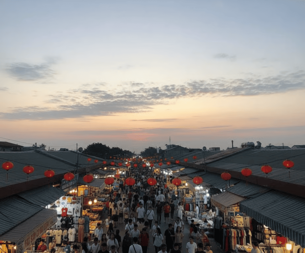 Thời gian s&ocirc;i động v&agrave; sầm uất nhất tại chợ l&agrave; khoảng 19:00 đến 21:00.